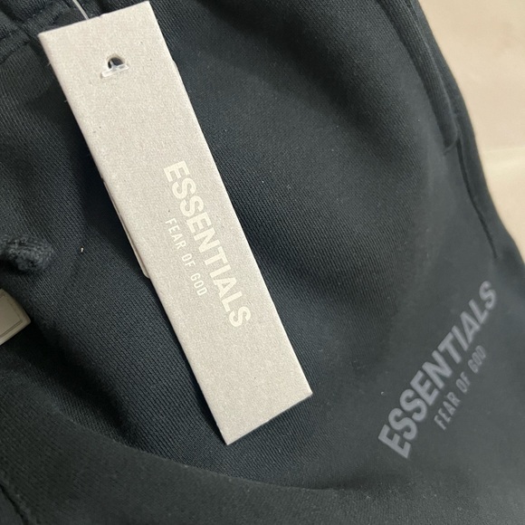 Essentials kids sweatshort - Picture 2 of 3